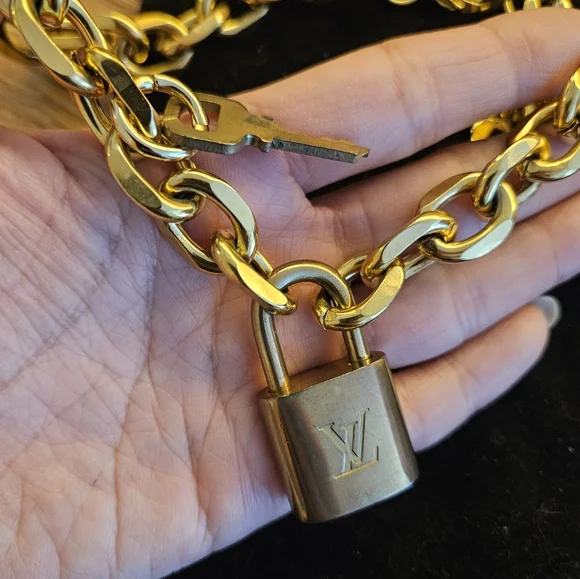 LOUIS VUITTON LOCK & KEY NECKLACE - Picture 5 of 7